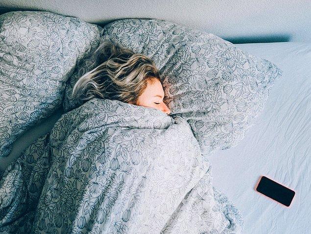 13. "Uyurken nefes yoluyla yabancı maddelerin vücudumuza girme ihtimali daha yüksek olduğu için, uyku sırasında Koronavirüse karşı daha dayanıksız hale geliyoruz."