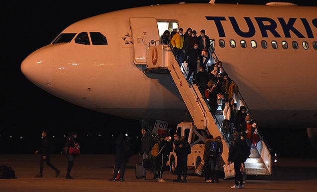 Yurda yerleştirilen öğrenciler 14 gün boyunca yurtta gözlem altında tutulduktan sonra, hastalık belirtisi göstermeyenler memleketlerine gönderilecek.