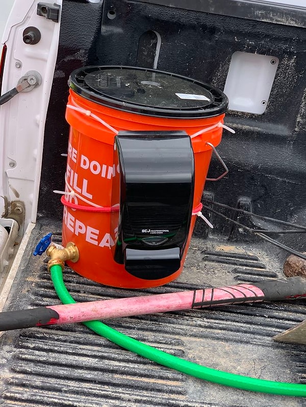 21. Дорожное обслуживание не прекращается, я сделал станцию для мытья рук для своей команды