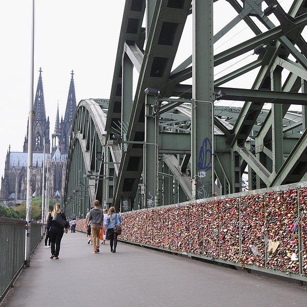 Köln’ün önemli bir parçası olarak kabul edilen Hohenzollernbrücke 409 metre uzunluğunda ve günde 1200’den fazla tren geçişini sağlıyor. Bu köprü aynı zamanda aşıkların da uğrak noktası olarak biliniyor.