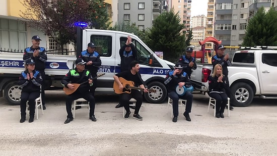 Adana'da Zabıta Ekipleri Evlerinden Çıkamayan İnsanlar İçin Konser Verdi