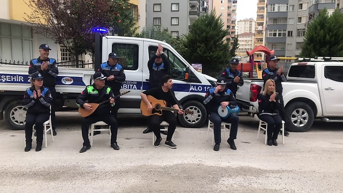 Adana'da Zabıta Ekipleri Evlerinden Çıkamayan İnsanlar İçin Konser Verdi