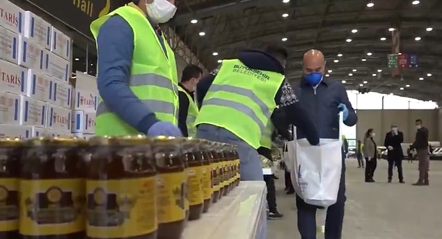 İlk paketleri ise İzmir Büyükşehir Belediye Başkanı Tunç Soyer teslim etti.