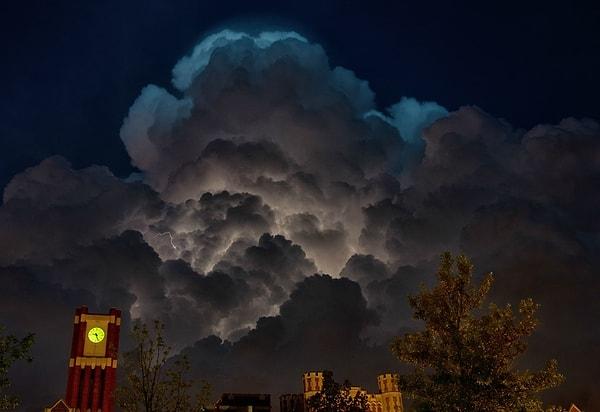 7. “Bu bulutların görüntüsünü, 2 gece önce kasabadaki üniversiteye yaklaşırken çektim."