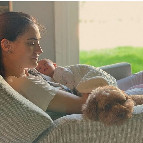 11. Саадет Ишил Аксой с новорожденной дочкой проводит время с дочуркой