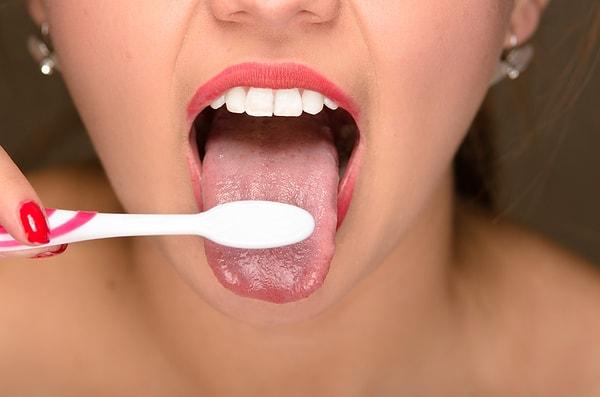 3. Dilinizi fırçalamayı da ihmal etmeyin.