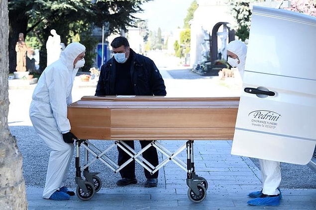 İtalya'da can kaybı son 24 saatte 889 artarak 10 bin 23'e yükseldi