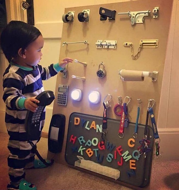 4. Просто соберите все странные вещи, с которыми дети любят играть, в одном месте: