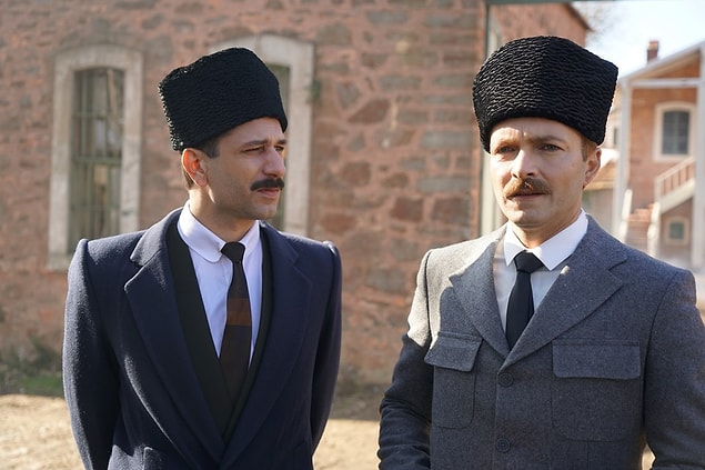 Atatürk'ün hain bir planın parçası olduğunu iddia eden Payitaht Abdülhamid'e zıt olarak, Ya İstiklal Ya Ölüm'de milli mücadelemiz ve Atatürk'ün zaferi anlatılıyor.