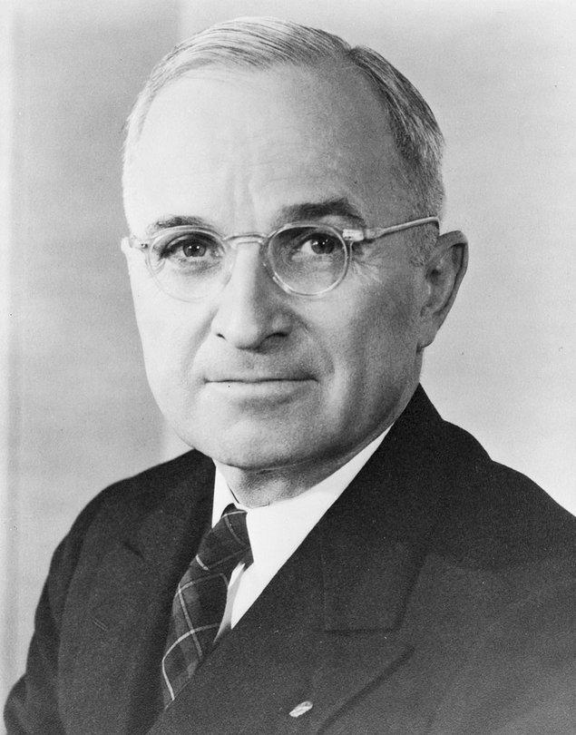 3. Eski ABD başkanı Harry S. Truman, sık sık para sıkıntısı çekerdi. Tek geliri ordudan aldığı emeklilik maaşı olmasına rağmen başkanlık görevinin prestij ve itibarını ticarete dönüştürmeyi reddetmişti.
