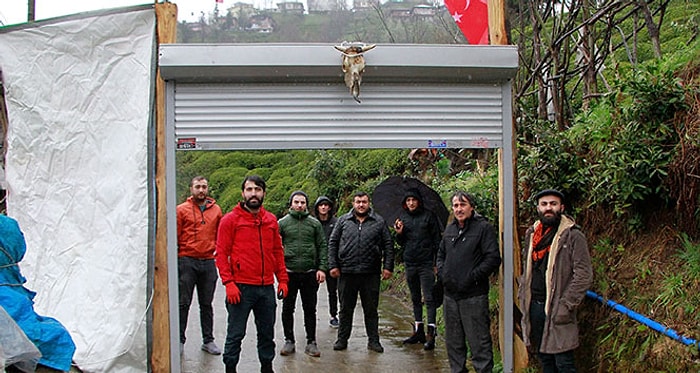 Rize'de Vatandaşlar, Köye Giriş Çıkışları Kontrol Etmek İçin Köyün Girişine Kepenk Kapı Yerleştirdiler