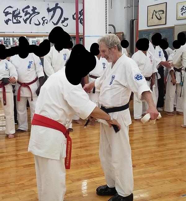 8. "Babam 70 yaşında ve siyah kuşağı aldı! 30 yıldır karate yapıyor ama hiç aceleci davranmadı. O kuşağı hak ettiğini hissettiğinde aldı! Muhteşem bir ilham ve bakın nasıl mutlu!"
