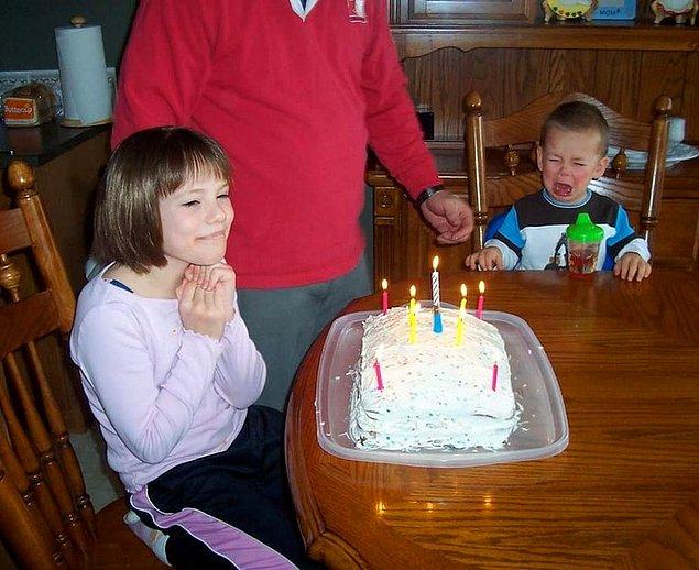 2. "Erkek kardeşim benim doğum günü pastamdaki mumları kendi üflemediği için ağlıyor."