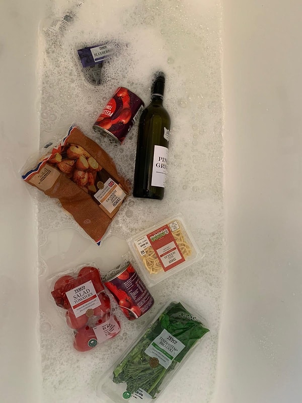 "Я стираю все в ванне, хотя я забываю, что в пакетах помидоров и черники есть вентиляционные отверстия..."