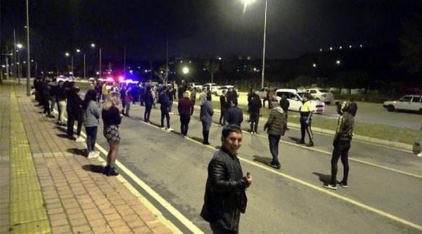 Antalya'da gece yarısı polisi alarma geçiren parti, Kepez ilçesinde bulunan trafiğe kapalı anayolda düzenlendi. Cep telefonlarındaki haberleşme uygulamaları üzerinden parti yapmak için anlaşan 51 kişilik grup, saat 22:00 sıralarında buluştu.