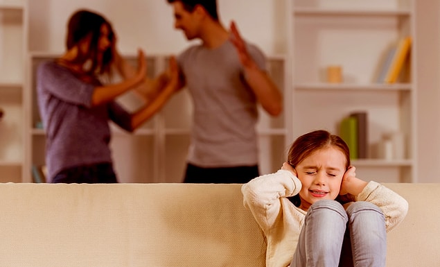Bazı çocuklar ne yazık ki evde güvende değiller. Okul onlar için belki de bir kaçıştı ama artık eve mahkumlar. Bildiğimiz böyle aileler varsa ne yapmamızı öneriyorsunuz?