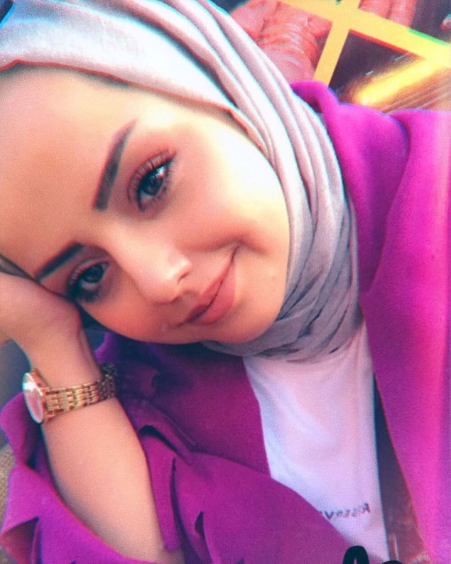 Merve Yıldırım adlı 21 yaşındaki genç kadın, ünlü şarkıcıya ikizi kadar benziyor.