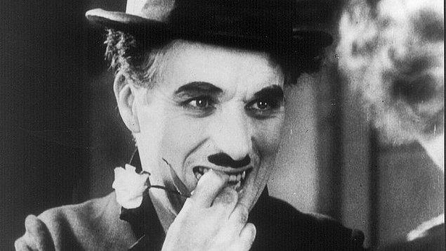20. Charlie Chaplin'in reşit olmayan genç kızlarla birlikte olma gibi iğrenç bir geçmişi var. 16 yaşında bir genç oyuncuyu hamile bırakmış ve sonra 15 yaşındaki Lita Grey ile ilişki yaşamıştı.