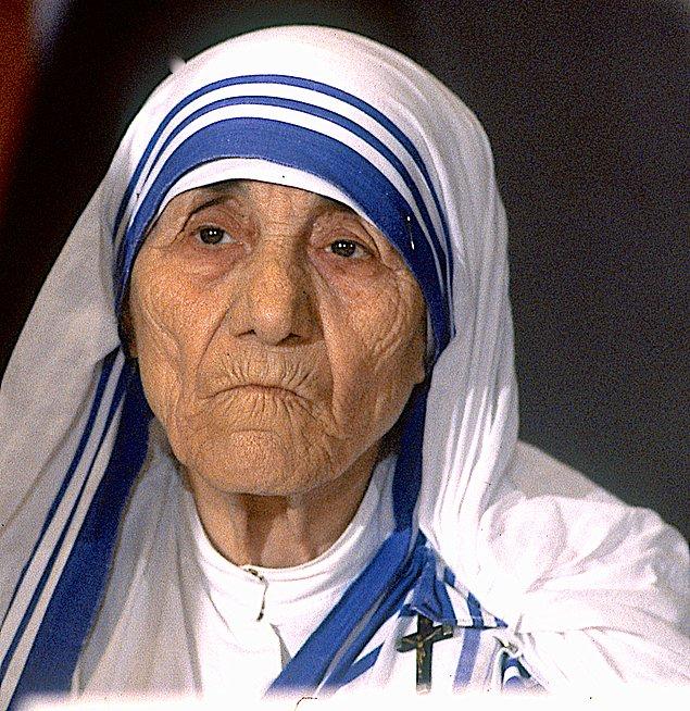 9. Rahibe Teresa, birçok modern tıp uygulamasına karşı gelerek, ölüm döşeğindeki insanları Katolik olmaya zorlayarak kendi yaptığı iyiliklerin sorgulanmasına yol açmıştır.