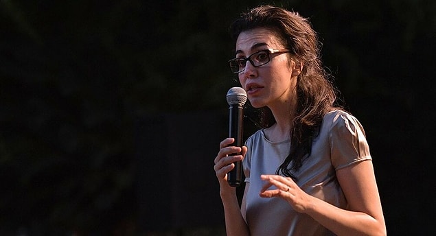Bu tepkilerin ardından Azra Kohen avukatı aracılığıyla bir açıklama yaptı. Açıklamada Azra Kohen'in Liverpool Üniversitesi'nde Psikoloji ana bilim dalında yüksek lisans eğitimi aldığı ve yapmış olduğu açıklamaların bilimsel verilere ve araştırmalara dayalı olduğu söylendi.