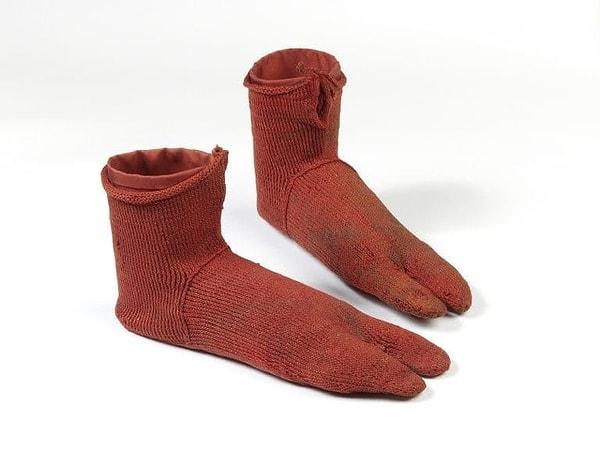 14. Bu çoraplar elbette iki parmaklı kişiler için tasarlanmadı. 4. ve 5. yüzyıllarda Mısır'daki insanlar iplerle ayrılan çarıklar giyerlerdi. Bu çoraplar da o çarıklar için yapılmıştı.