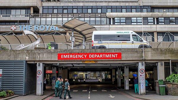 İngiltere'de hastanede tedavi gören 786 COVID-19 hastası daha hayatını kaybetti