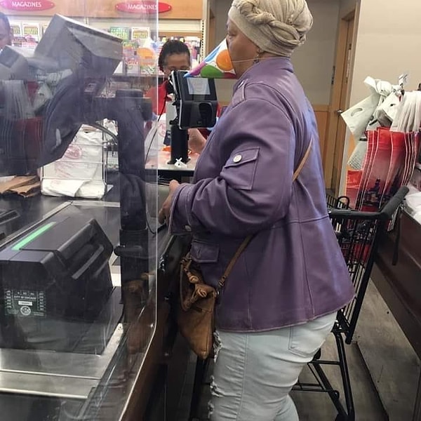 Запасы масок быстро истощаются или продаются по непомерным ценам.