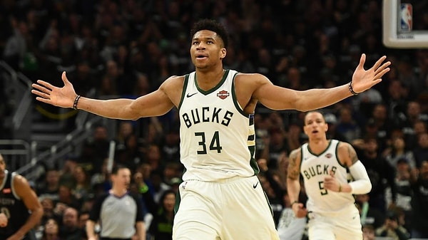 2. Giannis Antetokounmpo ve dört erkek kardeşi koronavirüs ile mücadele eden ülkeleri Yunanistan'a 20 bin adet koruyucu yüz maskesi bağışladı.