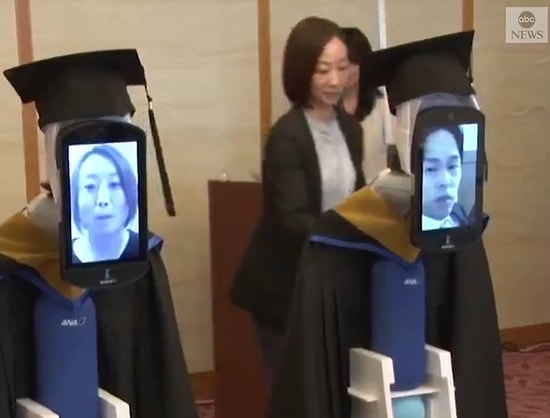 Tokyo'da Bir Üniversite Mezuniyet Törenini Öğrencileri Temsil Eden Robotlarla Gerçekleştirdi