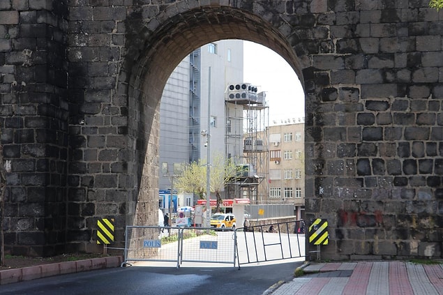 Diyarbakır'ın Sur ilçesine araç girişine kısıtlama getirildi