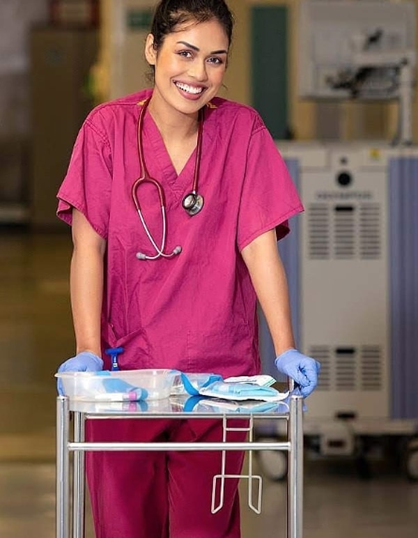 В интервью CNN девушка подчеркнула, что "как королева красоты Великобритании, она должна что-то делать сама, когда люди теряют жизнь от этой эпидемии".