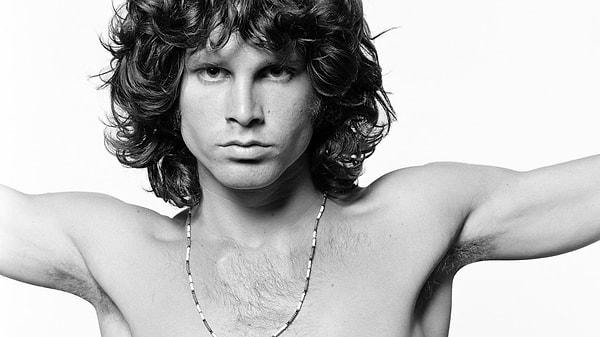 5. O bir klasiğin, bir efsanenin öncülüğünü yaptı... The Doors`un söz yazarı ve vokali olarak kalbimize kazınmıştır. Düşünsenize bir line-up var ve içinde Jim Morrison var!
