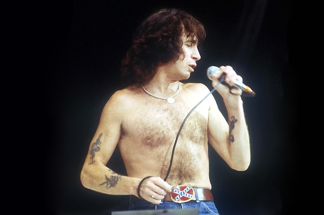 11. AC/DC'nin bir süre vokalini yapan Bon Scott'tan bir Highway to Hell dinlerdik.