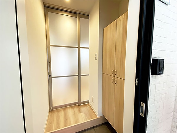 Эта большая, подвижная стеклянная перегородка преграждает вход.