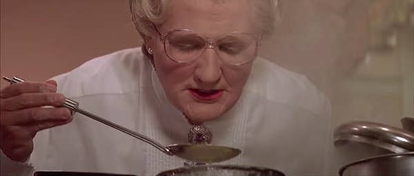 10. Когда Дэниел носил тяжелый макияж в фильме "Миссис Даутфайр" и этого никто не заметил.