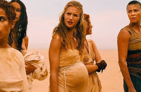 15. Когда жены в постапокалиптическом мире из фильма "Безумный Макс: Дорога ярости" имели идеальный макияж.