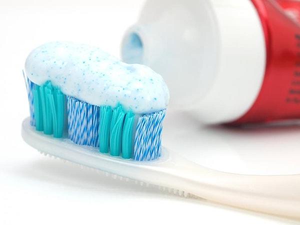 1. Birçok diş macununda sadece dekoratif amaçlarla eklenmiş minik plastik parçacıklar bulunur. Bu parçacıklar diş etlerine sıkışabildiği gibi, çevreye de oldukça zararlılardır.