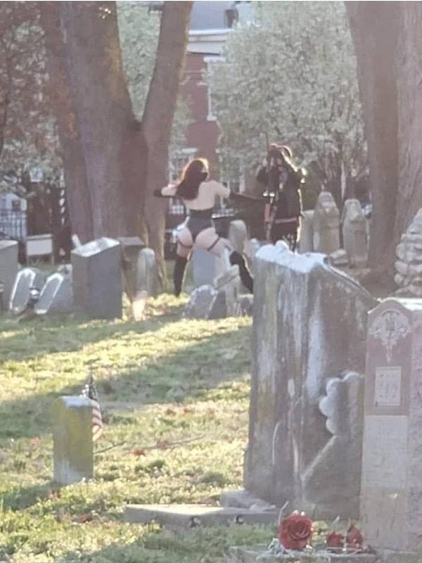 1. Mezarlıkta fotoğraf çekimi yapan bu kadın: