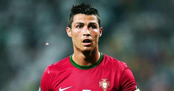 7. Portekiz Milli Takımı futbolcularının bulunduğu Whatsapp grubunda arkadaşlarına bir çağrı yapan Ronaldo, takım arkadaşlarını EURO 2020'ye katılmaya hak kazandıkları için federasyon tarafından verilen primlerin yüzde 50'sini Portekiz alt liglerindeki takımlara bağışlamaya davet etti.