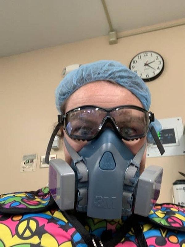 18. "Anestezi hemşiresiyim. Bu solunum maskesini bütün gün kullanmak zorundayım. Birçok meslektaşım bu ekipmanlara sahip değil. Bu nedenle bu ekipmanlara minnettarım."