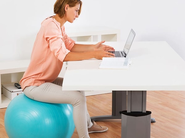 2. Используйте фитнес-мяч вместо стула.