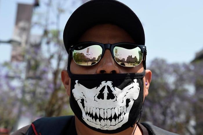 На лицо ужасные, добрые внутри: Картели в Мексике начали помогать беднякам во время коронавируса