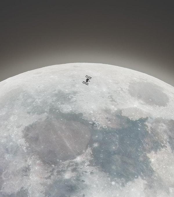 17. Uluslararası Uzay İstasyonu, Ay'ın önünden geçiyor.