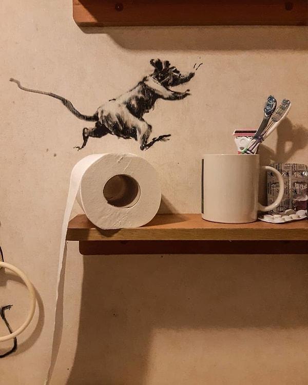 Instagram hesabından fotoğraf paylaşan Banksy’nin son eserinde bir grup farenin banyoda yarattığı karmaşa ve dağınıklık görülüyor.