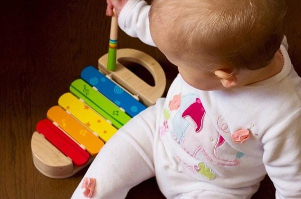 6. Yenidoğan bebeklerde yetişkinlere göre daha fazla sinirsel bağ vardır.