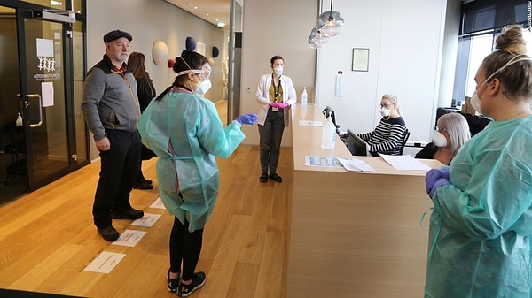 Благодаря приложению по отслеживанию людей, правительство быстро находит людей, которые проявляют симптомы, и предотвращает дальнейшее распространение вируса.