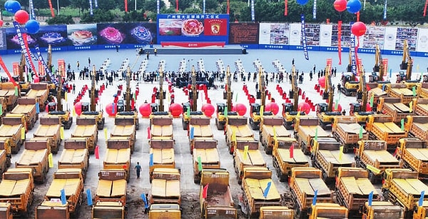 10. Koronavirüs salgınının başlangıç noktası olan Çin'de hayat normale dönüyor. Guangzhou Evergrande, 100 bin kişilik yeni stadının inşaatına düzenlenen törenle başladı.