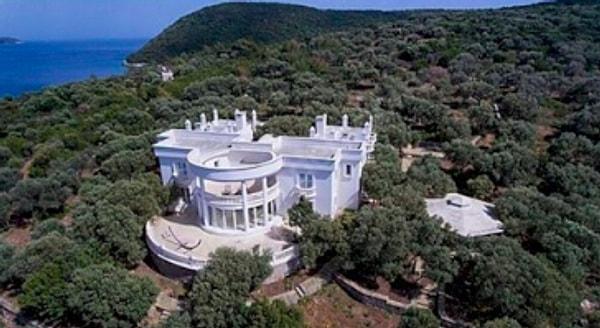 Adadaki lüks villa 500 metrekare kullanım alanına sahip. Ha bir de 150 metrekare de müştemilatı bulunuyor.