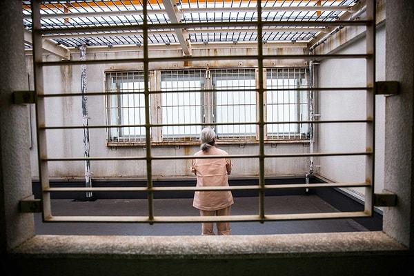 2. Japonya'da 65 yaş üstü insanlar hapishane nüfusunun çeyreğini oluştururlar. Bunun nedeni hiçbir şey ödemeden yaşayabilmek için küçük suçlar işleyerek hapse girmeleridir.
