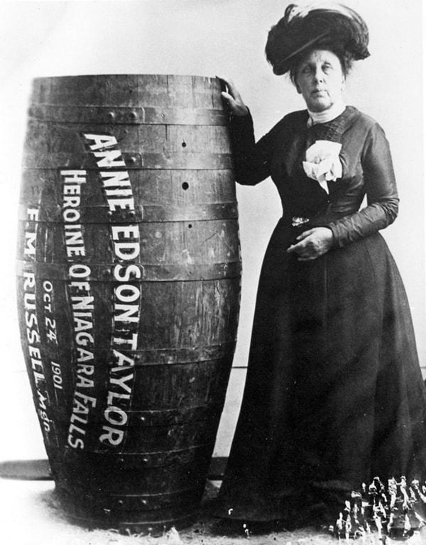 8. Niagara Şelalesi'nden varille atlayan ilk kişi 1901 yılında Annie Taylor olmuştur. Bu ünün ona zenginlik getireceğini uman kadın, yokluk içinde ölmüştür.